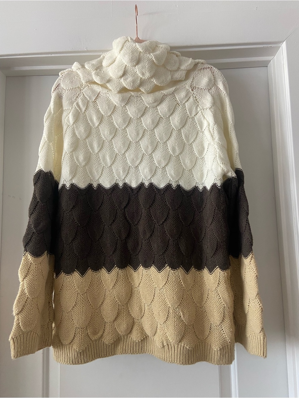 ✨Easel✨Colorblock Cable Cowl Sweater - Scalloped Feather Design - Picture 3 of 5